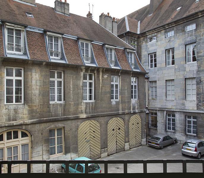 Bâtiment des remises : vue d'ensemble de trois quarts gauche.