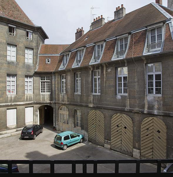 Bâtiment des remises : vue d'ensemble de trois quarts droit.