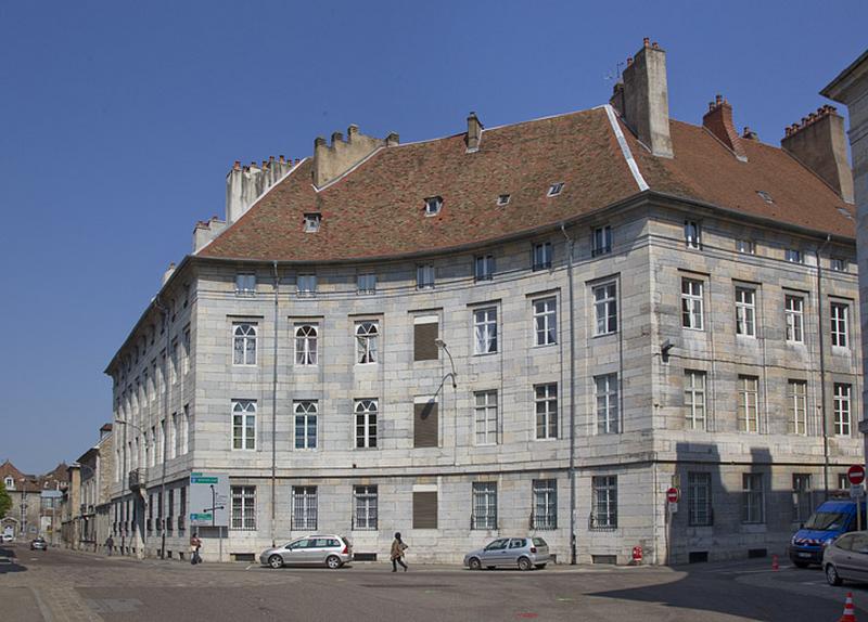 Logis principal : vue d'ensemble depuis la place de la Préfecture.