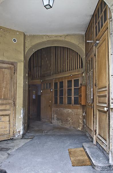 Vue d'ensemble de l'entrée de l'écurie.