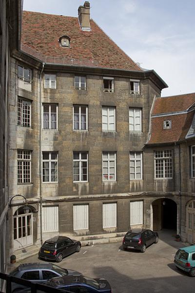 Logis principal : vue de l'aile gauche sur cour.