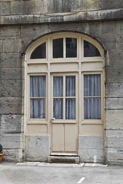 Bâtiment des remises : détail d'une baie du rez-de-chaussée.