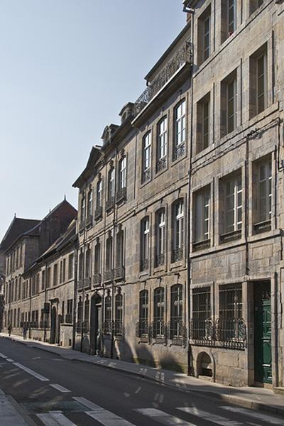 Logis principal, façade sur rue : de trois quarts droit.