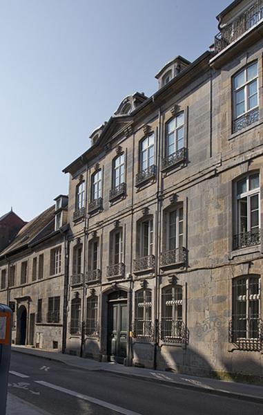 Logis principal, façade sur rue : de trois quarts droit, vue rapprochée.