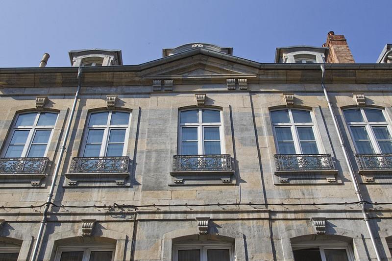 Logis principal, façade sur rue : vue de la partie supérieure, de face.