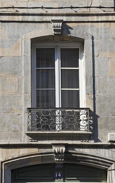 Logis principal, façade sur rue : vue d'une fenêtre et de son garde-corps en ferronnerie.