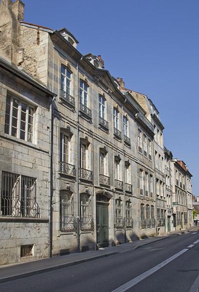 Logis principal, façade sur rue : de trois quarts gauche.