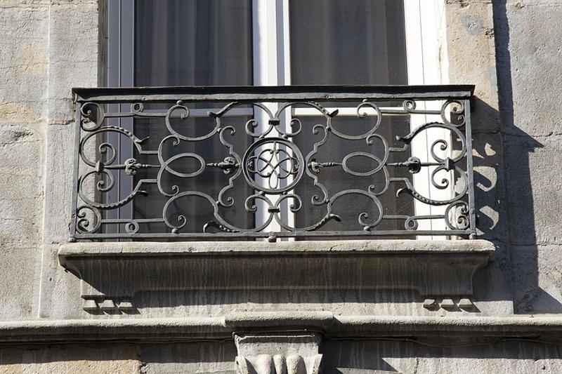 Logis principal, façade sur rue : détail d'un garde-corps en ferronnerie.