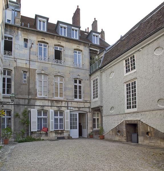 Logis principal et escalier, façades sur rue : de trois quarts gauche.