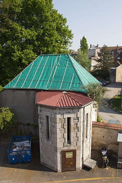 Pavillon de jardin : vue de la façade postérieure.