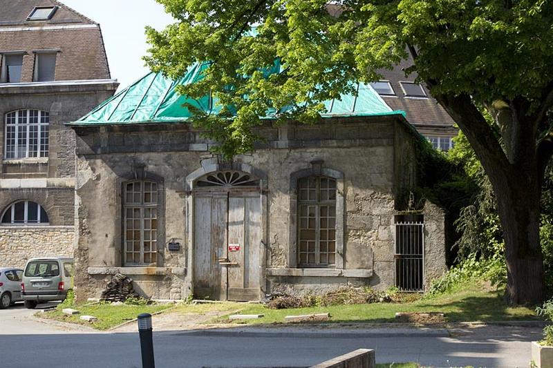 Pavillon de jardin : vue de la façade antérieure.