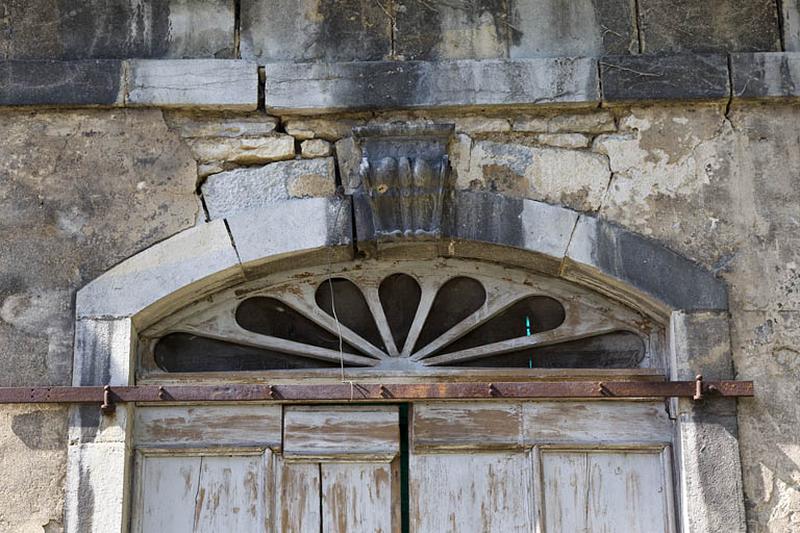 Pavillon de jardin : détail de l'arc de la porte.