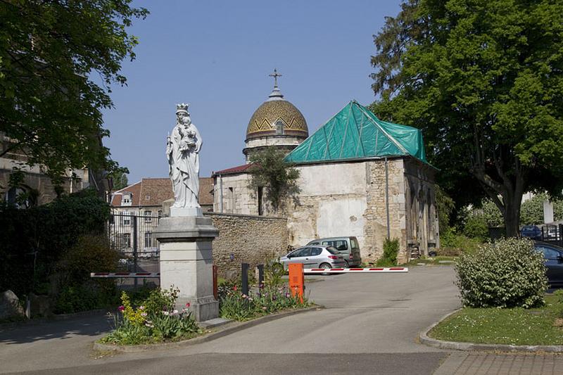 Pavillon de jardin : vue éloignée de trois quarts gauche.