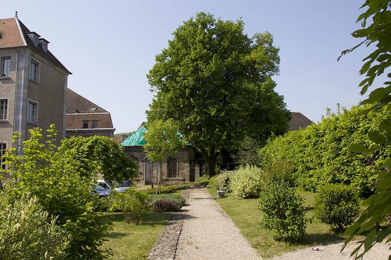 Pavillon de jardin : vue éloignée depuis l'allée du jardin.