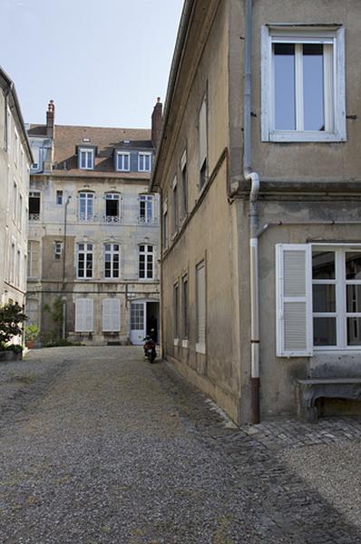 Vue d'ensemble des bâtiments depuis le fond de la cour.