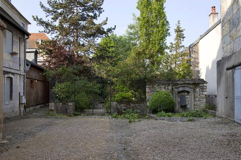 Vue de l'entrée du jardin depuis la cour.