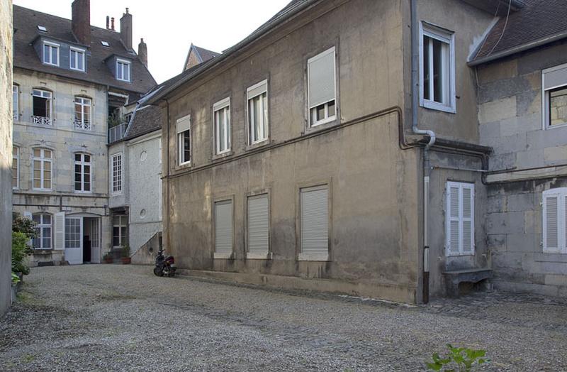 Vue du premier logis secondaire, de trois quarts droit.