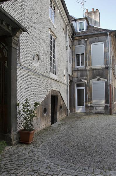 Vue de l'escalier à cage fermée et du premier logis secondaire, de trois quarts droit.