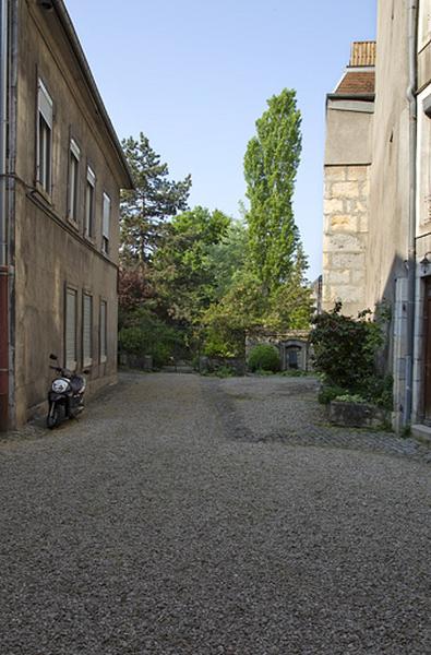 Vue d'ensemble de la cour en direction du jardin.