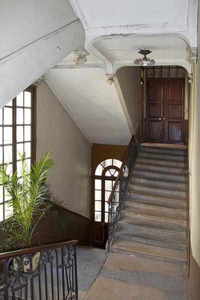 Vue d'ensemble de l'intérieur de l'escalier.