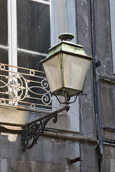 Détail d'un bec de gaz situé dans la cour.