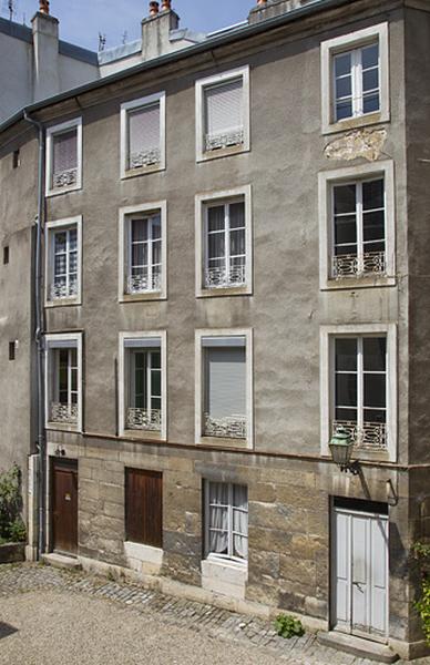 Troisième logis secondaire à droite de la cour : de trois quarts droit.