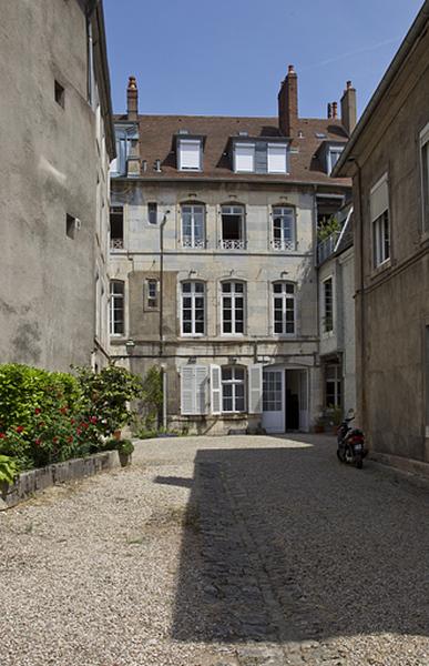 Logis principal, façade postérieure : vue éloignée.