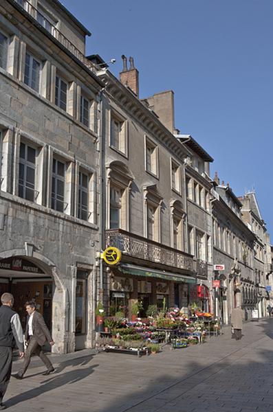 Logis principal, façade sur rue : de trois quarts gauche.