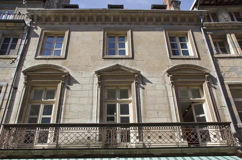 Logis principal, façade sur rue : détail des premier et deuxième étages, de face.