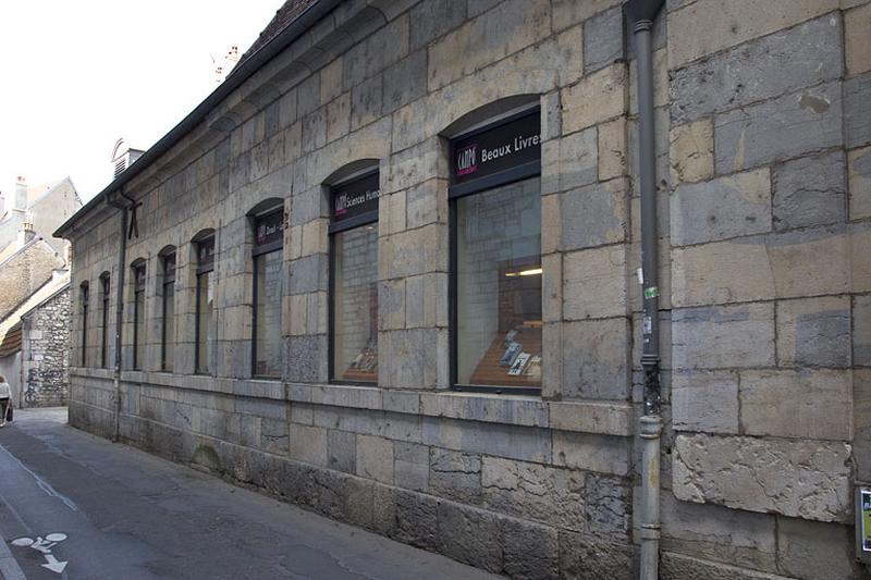 Communs, façade sur rue : de trois quarts droit.