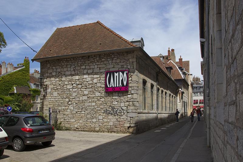 Communs, façade sur rue : de trois quarts gauche.