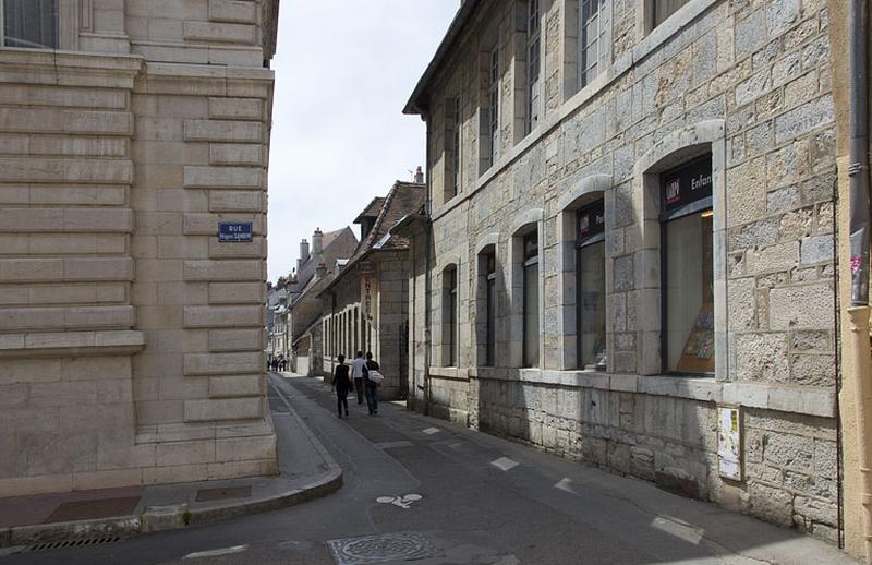 Communs, façade sur rue : vue d'ensemble de trois quarts droit.