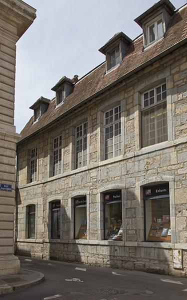 Logis principal, façade latérale gauche sur rue : vue d'ensemble de trois quarts droit.