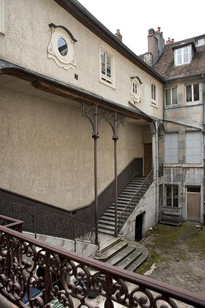 Escalier à cage ouverte sur cour : vue d'ensemble de trois quarts gauche.