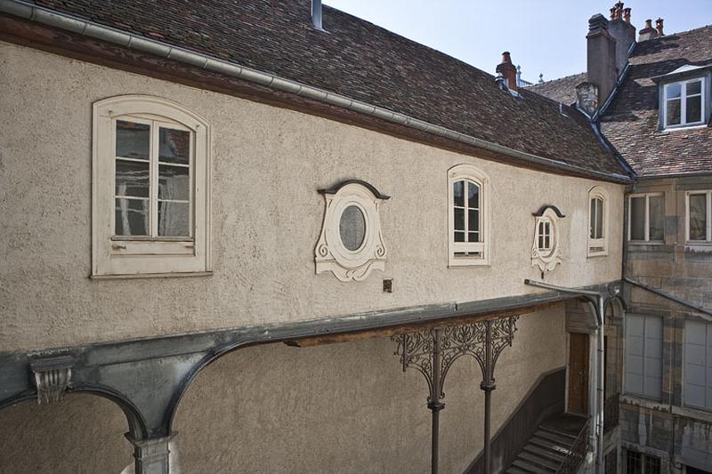 Escalier à cage ouverte sur cour : détail de la galerie fermée au-dessus de l'escalier, de trois quarts gauche.