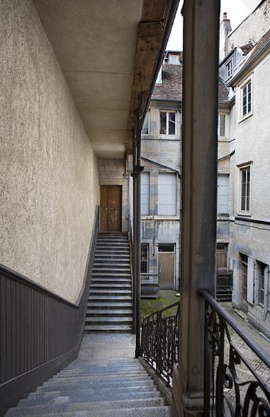 Escalier à cage ouverte sur cour : vue depuis l'intérieur de l'escalier.