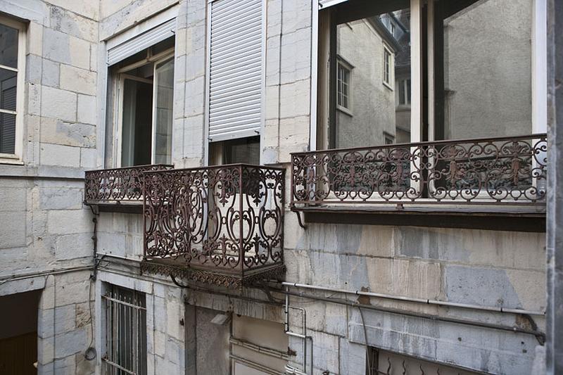 Logis principal, façade postérieure : détail du balcon en ferronnerie, de trois quarts droit.