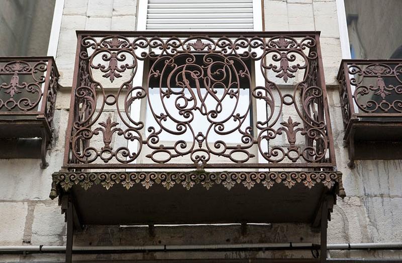 Logis principal, façade postérieure : détail du balcon en ferronnerie, de face.