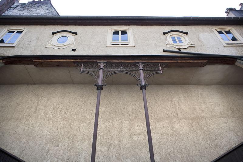 Escalier à cage ouverte sur cour : détail de la galerie fermée au-dessus de l'escalier, de face.