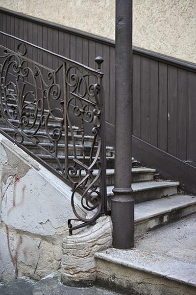 Escalier à cage ouverte sur cour : détail du départ de la volée gauche.