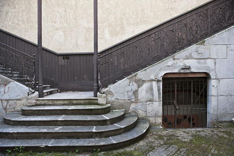 Escalier à cage ouverte sur cour : détail de l'emmarchement de l'escalier.