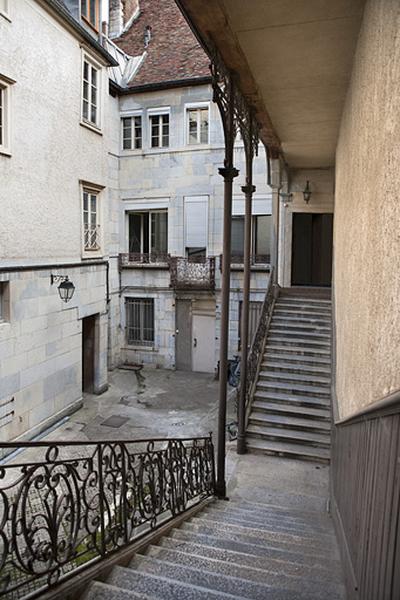 Façade postérieure du logis principal depuis l'intérieur de l'escalier à cage ouverte.