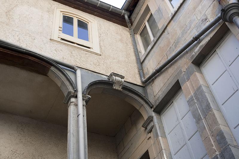 Escalier à cage ouverte sur cour : détail des arcs soutenant la galerie, partie droite.