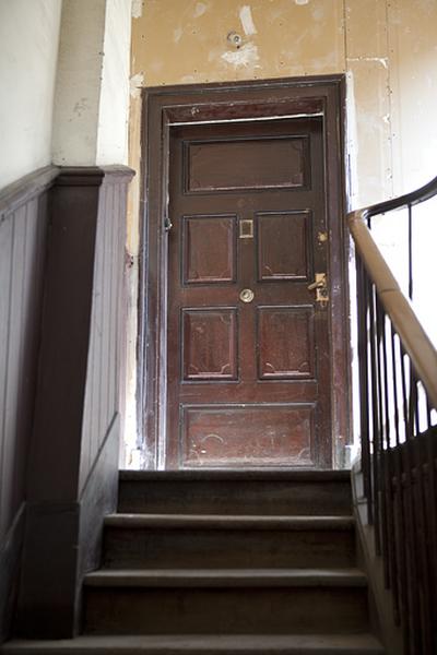 Logis principal : porte d'entrée de l'appartement du premier étage.