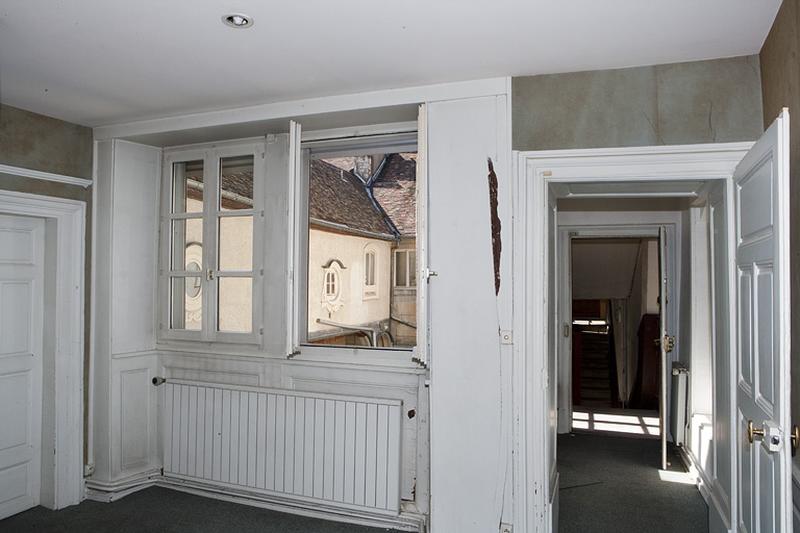 Logis principal, intérieur, appartement du premier étage : vue du couloir d'entrée.