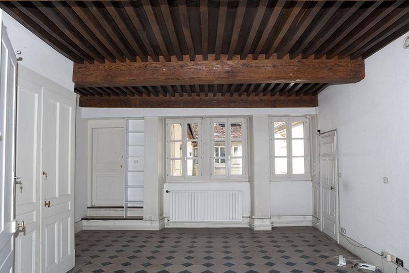 Logis principal, appartement du premier étage : vue de la pièce avec plafond à la française, depuis le fond.