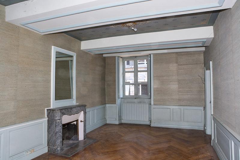 Logis principal, appartement du premier étage : vue d'ensemble d'une pièce sur rue.