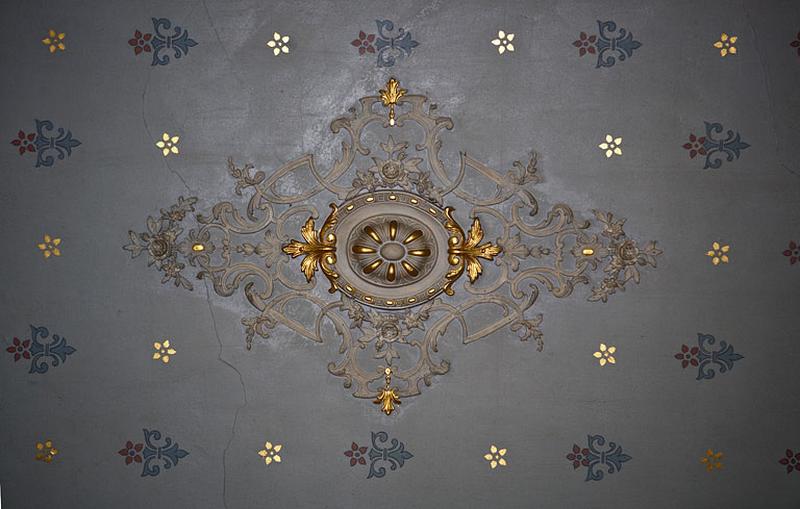Logis principal, appartement du premier étage, pièce sur rue : détail du décor central du plafond.