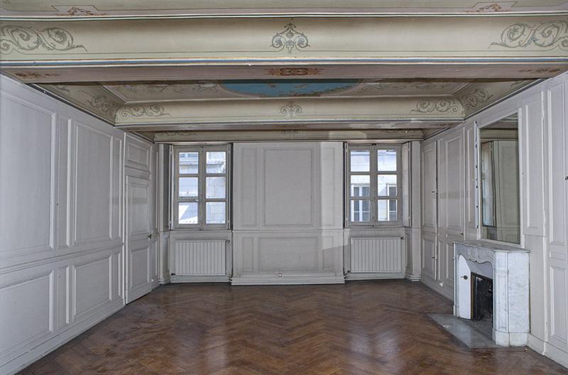 Logis principal, appartement du premier étage, grande pièce sur rue : vue d'ensemble depuis le fond.