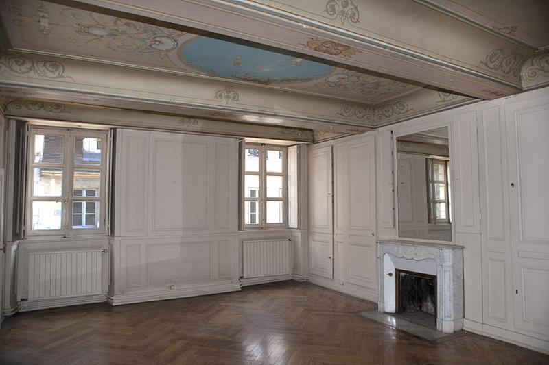 Logis principal, appartement du premier étage, grande pièce sur rue : vue d'ensemble depuis le fond, de trois quarts gauche.